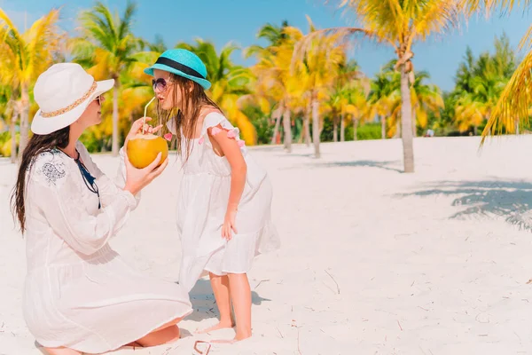 Bela mãe e filha na praia do Caribe — Fotografia de Stock