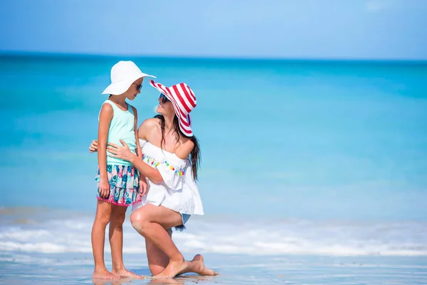 Schöne Mutter und Tochter am karibischen Strand — Stockfoto