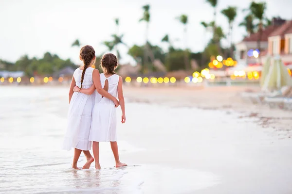 Dzieci mają dużo zabawy na tropikalnej plaży grając razem — Zdjęcie stockowe