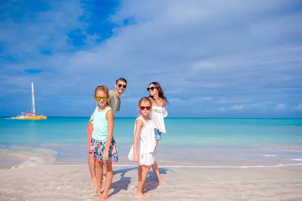 Familia feliz en la playa durante las vacaciones de verano — Foto de Stock