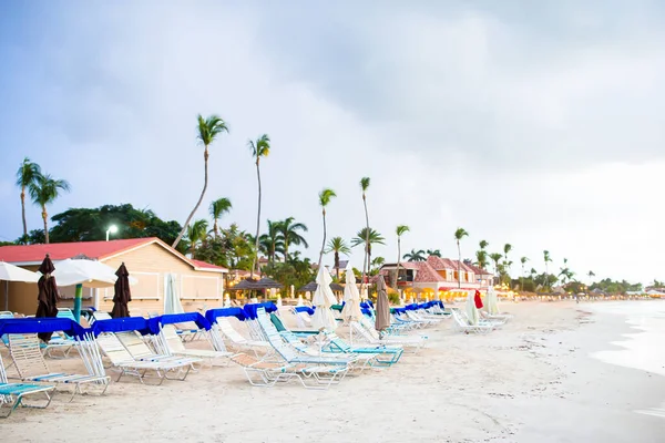 Spiaggia tropicale idilliaca con sabbia bianca, acqua turchese dell'oceano e cielo blu sull'isola dei Caraibi — Foto Stock