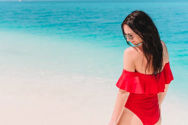 Fiatal divat nő fürdőruhában a strandon — Stock Fotó