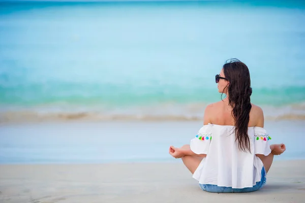 Young fashion woman in green dress on the beach — Stock Photo, Image