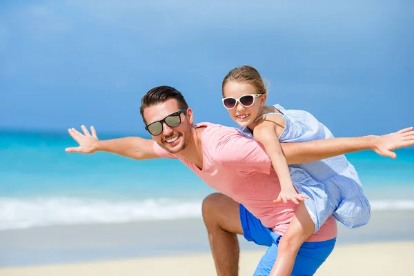 छोटी लड़की और खुश पिता समुद्र तट अवकाश के दौरान मज़ा कर रहे हैं — स्टॉक फ़ोटो, इमेज