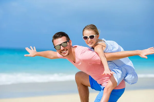 Niña y papá feliz divirtiéndose durante las vacaciones en la playa — Foto de Stock