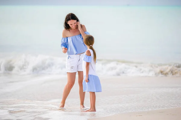 Bella madre e figlia sulla spiaggia caraibica — Foto Stock