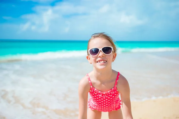 Nettes kleines Mädchen am Strand während der Sommerferien — Stockfoto