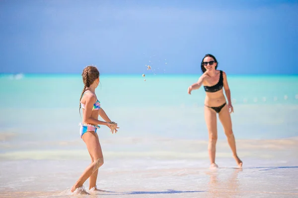 Vacker mor och dotter på Karibiska stranden njuter av sommarsemester. — Stockfoto