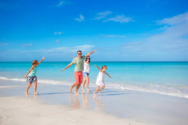 Yaz tatili boyunca sahilde mutlu bir aile. — Stok fotoğraf