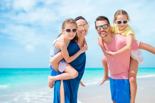 Glad familj på stranden under sommarsemestern — Stockfoto