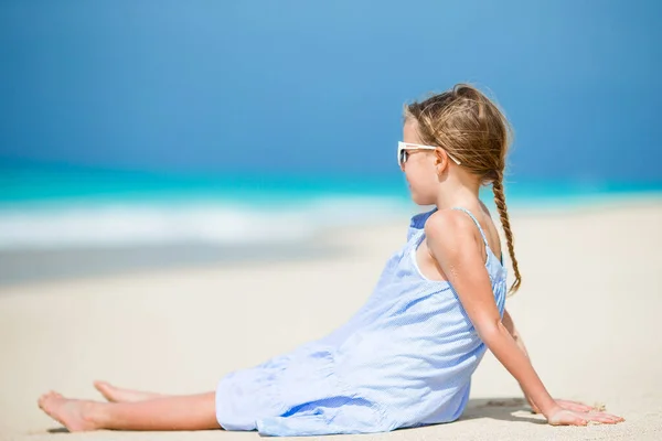 Linda niña en la playa durante las vacaciones de verano — Foto de Stock
