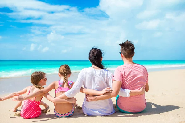 暑假期间在海滩上快乐的家人 — 图库照片