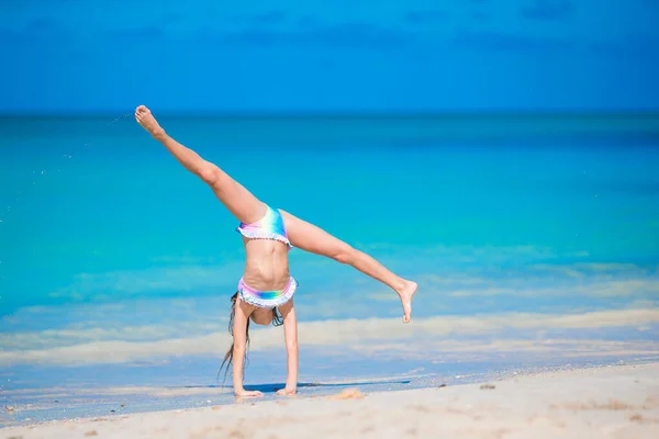 Adorable petite fille active à la plage pendant les vacances d'été — Photo