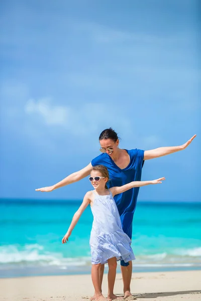 Vacker mor och dotter på karibiska stranden — Stockfoto