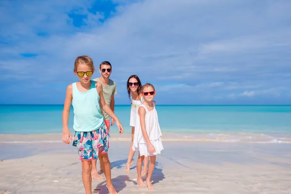 Familia feliz en la playa durante las vacaciones de verano — Foto de Stock