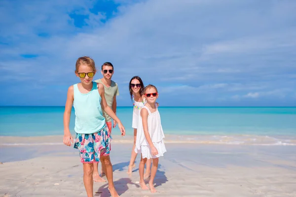 Familia feliz en la playa durante las vacaciones de verano —  Fotos de Stock