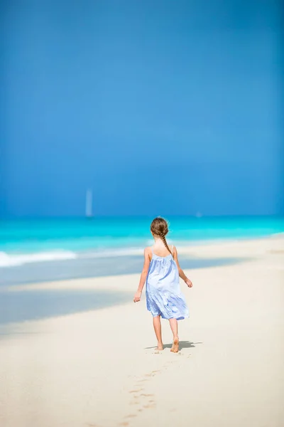 Linda niña en sombrero en la playa durante las vacaciones caribeñas —  Fotos de Stock