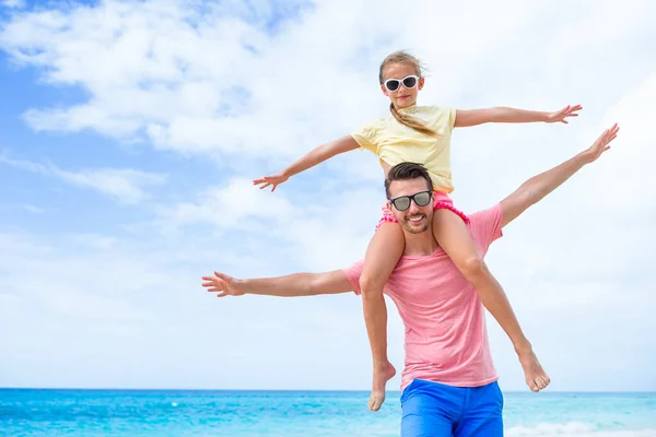 Ragazzina e papà felice si divertono durante le vacanze al mare — Foto Stock