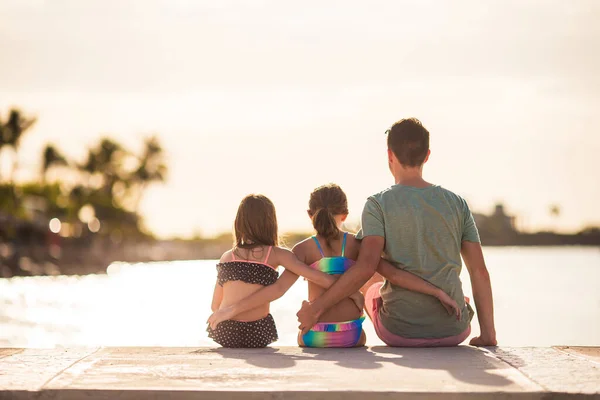 Far och barn njuter av stranden sommarsemester — Stockfoto