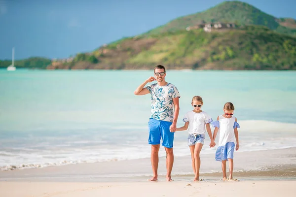 Padre e figli che si godono le vacanze estive al mare — Foto Stock