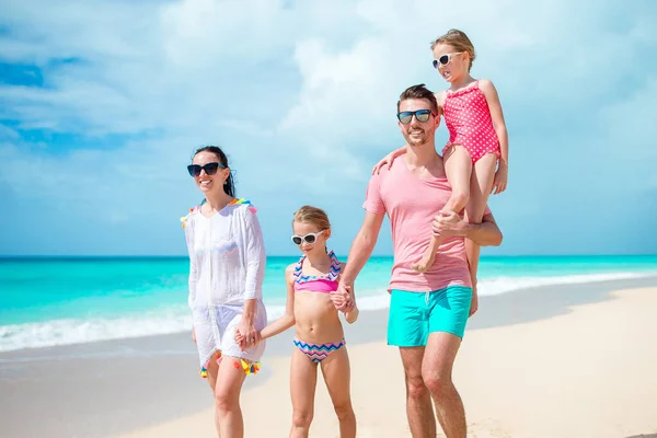 Familia feliz en la playa durante las vacaciones de verano — Foto de Stock