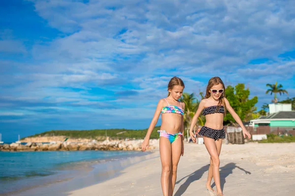 Dzieci mają dużo zabawy na tropikalnej plaży grając razem — Zdjęcie stockowe