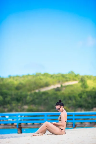Joven mujer de moda en traje de baño en la playa —  Fotos de Stock