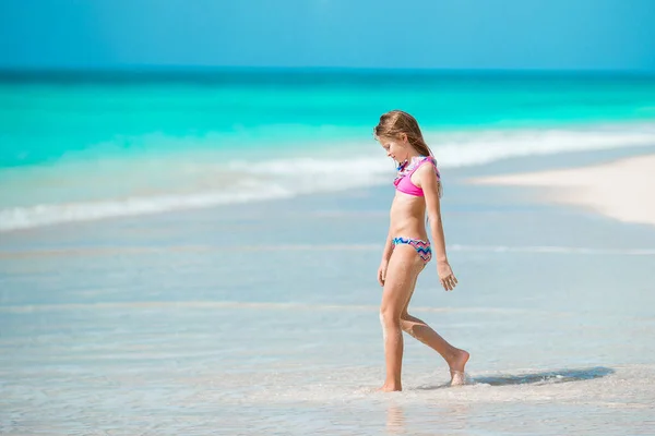 Rozkošná holčička na pláži během letních prázdnin — Stock fotografie