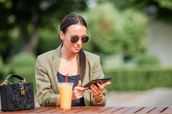 Jonge vrouw nemen aantast noedels op straat — Stockfoto