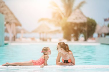 Yaz tatili lüks yüzme havuzunda zevk aile