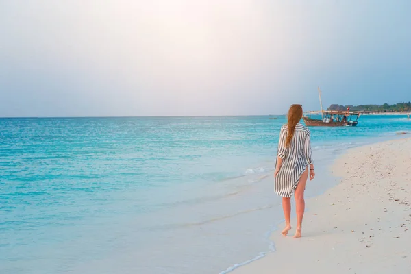 Donna sdraiata sulla spiaggia godendo di vacanze estive — Foto Stock