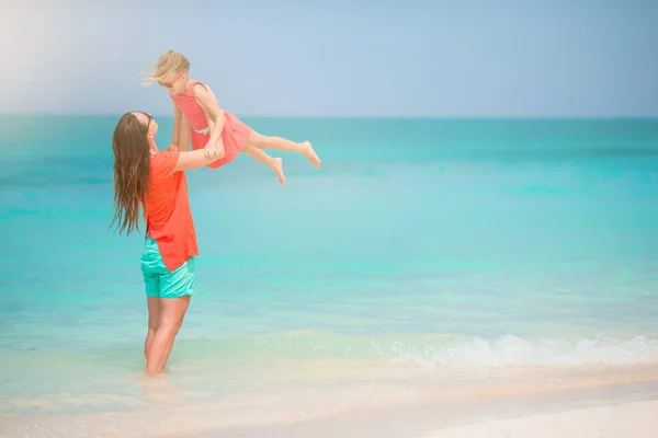 Beautiful mother and daughter on the beach enjoying summer vacation — Stock Photo, Image