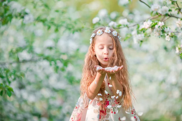 Adorabile bambina nel giardino di mele in fiore nella bella giornata primaverile — Foto Stock