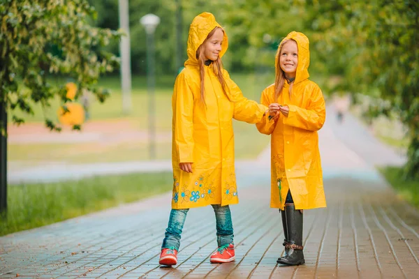 Adorables petites filles sous la pluie le jour chaud du printemps — Photo