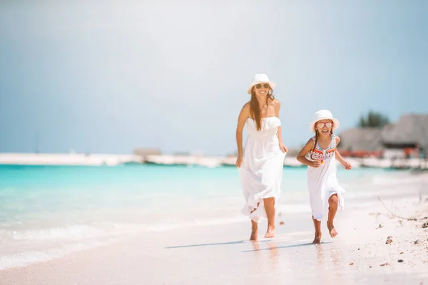 Güzel anne-kız Karayipler sahilinde yaz tatilinin tadını çıkarıyorlar.. — Stok fotoğraf