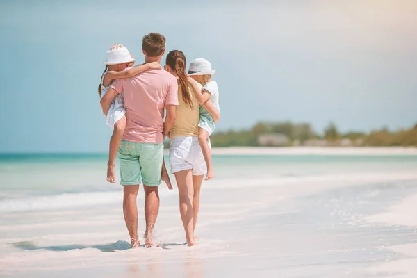 Happy family on the beach during summer vacation — Stock Photo, Image