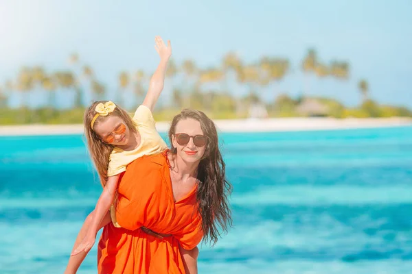 Belle mère et fille à la plage des Caraïbes profitant de vacances d'été. — Photo