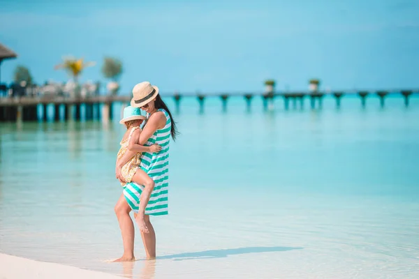 Schöne Mutter und Tochter am Strand genießen den Sommerurlaub — Stockfoto