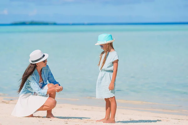 Belle mère et fille à la plage profitant des vacances d'été. — Photo