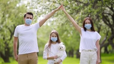 Çiçekli kiraz bahçesinde maskeli sevimli bir aile