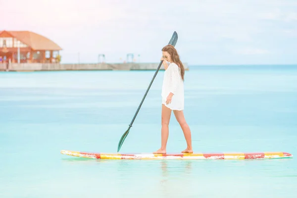 Mujer surfeando en el mar de vacaciones —  Fotos de Stock