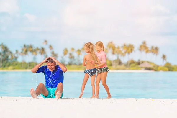 Šťastná krásná rodina na tropické pláži dovolená — Stock fotografie
