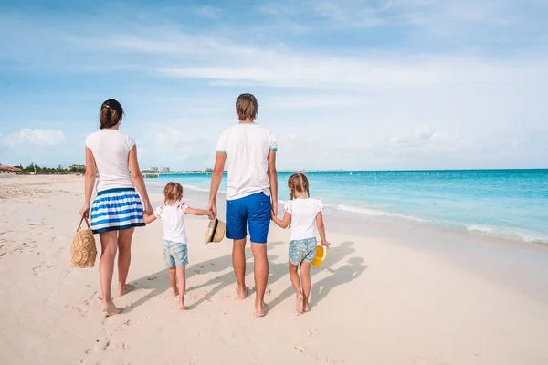 Foto di famiglia felice divertirsi sulla spiaggia. Stile di vita estivo — Foto Stock