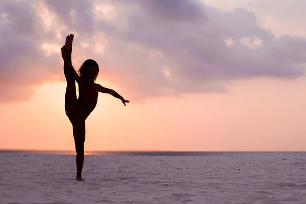 Adorable happy little girl on white beach at sunset. — Stock Photo, Image