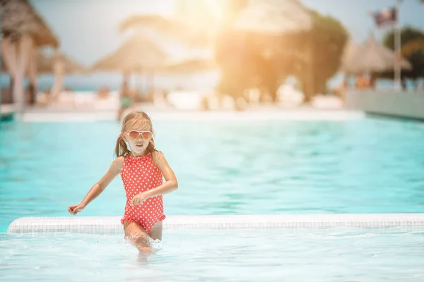 Malá rozkošná dívka ve venkovním bazénu — Stock fotografie