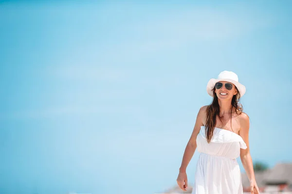 Junge schöne Frau, die Spaß am tropischen Meer hat. Glückliches Mädchen Hintergrund der blaue Himmel und türkisfarbenes Wasser im Meer — Stockfoto