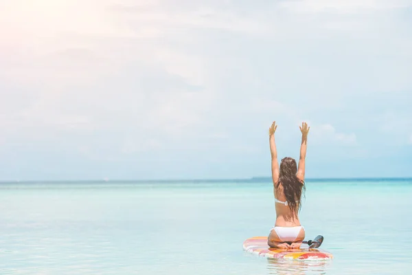 Γυναίκα surfing στη θάλασσα για διακοπές — Φωτογραφία Αρχείου