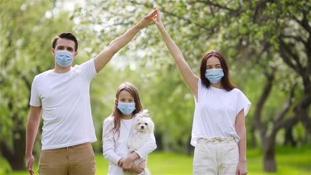 Rodina v kvetoucí třešňové zahradě v maskách — Stock video