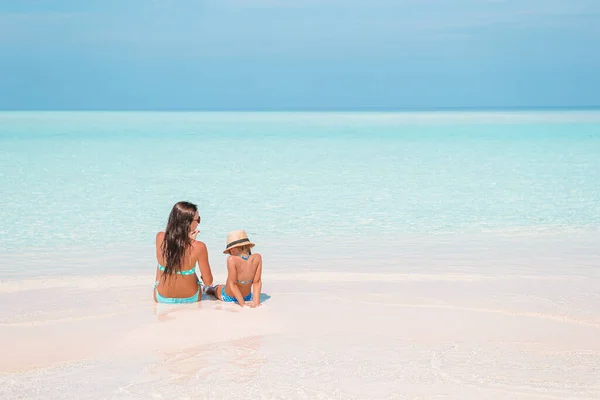 Piękna matka i córka na karaibskiej plaży cieszące się wakacjami. — Zdjęcie stockowe