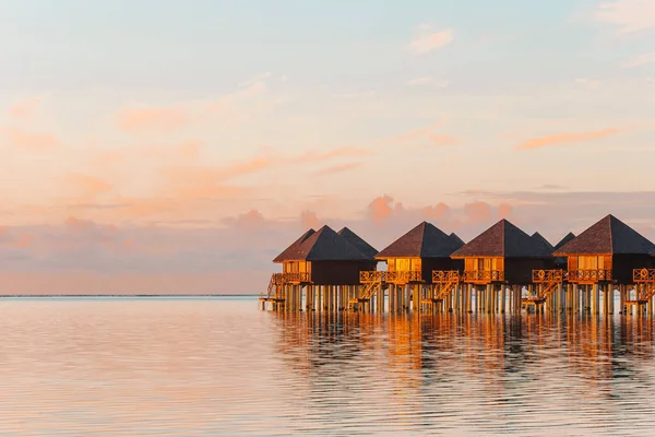 Water bungalows with turquiose water on Maldives — Stock Photo, Image